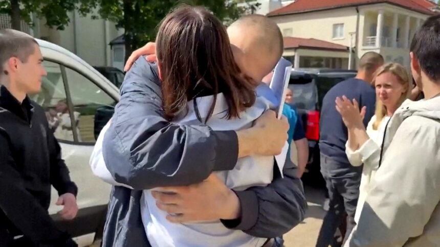 Беларусь освободила 14 политических заключенных, включая лидера оппозиции Сергея Тихановского