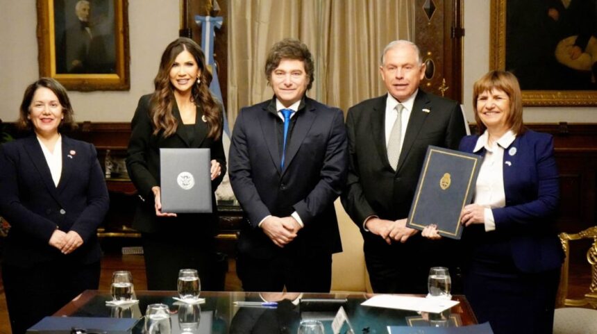 Argentina y Estados Unidos (foto Oficina del Presidente Javier Milei) Милей подписал соглашение о присоединении к программе безвизового въезда в США