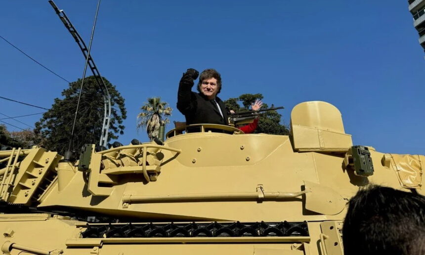 Милей отметит День Независимости на военном параде после отмены поездки в Тукуман