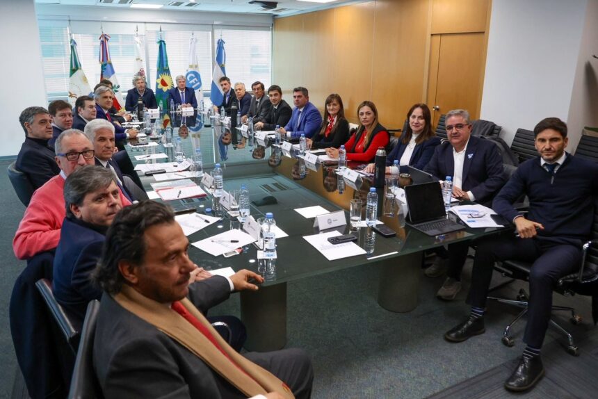 Gobernadores reunidos en el CFI en Buenos Aires Реформы ATN и налога на топливо угрожают профициту бюджета Аргентины