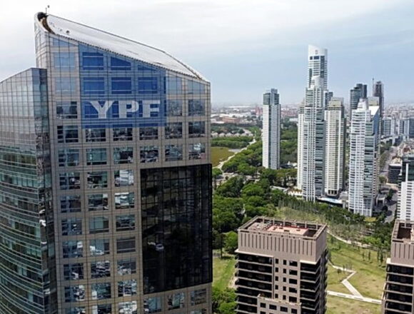 Oficinas centrales de YPF Foto de archivo. REUTERS-Agustin Marcaria Утечка данных по делу YPF: Аргентина реформирует прокуратуру казначейства
