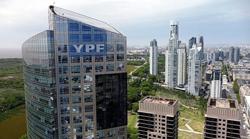 Oficinas centrales de YPF Foto de archivo. REUTERS-Agustin Marcaria Утечка данных по делу YPF: Аргентина реформирует прокуратуру казначейства