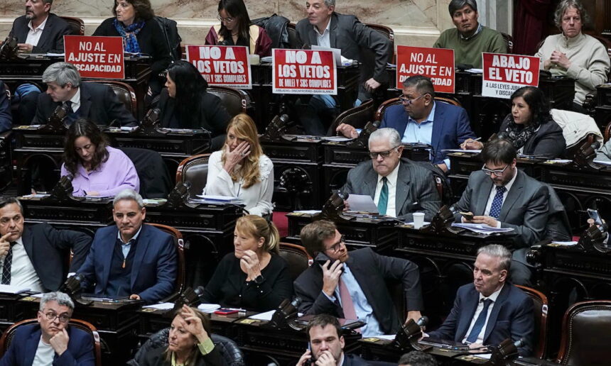 Diputados el veto al aumento de las jubilaciones, discapacidad, Libra y los ATN (Foto AP-Natacha Pisarenko) Хавьер Милей сохранил вето на повышение пенсий, но уступил по вопросам инвалидности и ATN