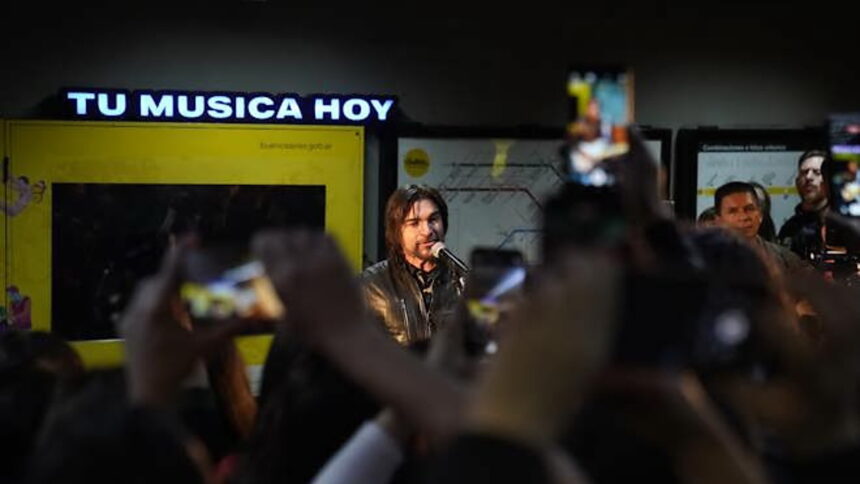 Juanes en redes sociales Хуанес удивил бесплатным концертом в метро Буэнос-Айреса