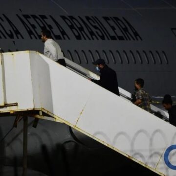 В Эсейсу прибывает первый рейс с депортированными из США аргентинцами