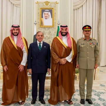 el primer ministro paquistan Shehbaz Sharif, y el principe heredero Mohamed bin Salman (Press Information Department via AP) После подписания оборонного пакта,  Пакистан предоставляет ядерную защиту для Саудовской Аравии
