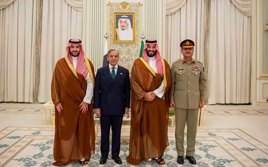 el primer ministro paquistan Shehbaz Sharif, y el principe heredero Mohamed bin Salman (Press Information Department via AP) После подписания оборонного пакта, Пакистан предоставляет ядерную защиту для Саудовской Аравии