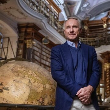 Детектив, путеводитель или реклама? Дэн Браун представил в Праге роман «Тайна из тайн»
