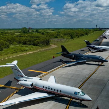 Aviones privados en Buenos Aires (foto gentileza de Aviacionline) Необычное скопление частных самолётов в Эсейсе из-за встречи JP Morgan