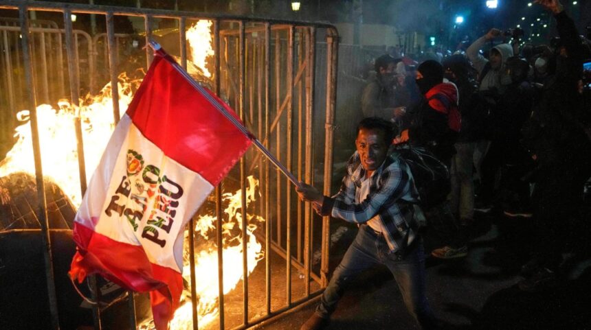 Perú declara el estado de emergencia tras las masivas y violentas protestas (Foto AP-Martín Mejía). Перу объявило чрезвычайное положение после протестов с погибшим