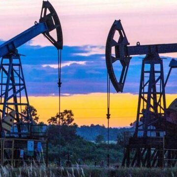 Нефть стабилизируется на фоне возможной приостановки импорта из России в Индию Нефть стабилизируется на фоне возможной приостановки импорта из России в Индию