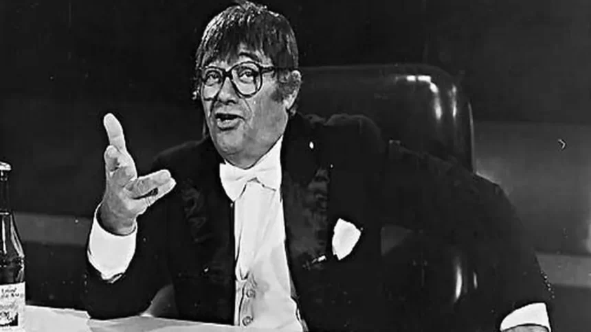 Фрак, сигара, безумная скорость речи и монологи, которые до сих пор бьют точно в цель