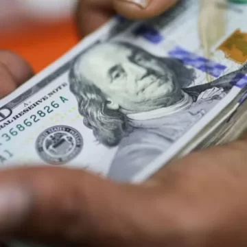 Доллар в Аргентине опустился ниже 1400 песо впервые за четыре месяца: валютный приток, carry trade и скупка резервов усиливают давление