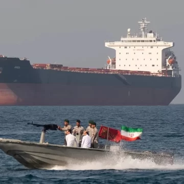 Иран принял закон об установлении платы за проезд в Ормузском проливе.