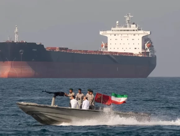 Иран принял закон об установлении платы за проезд в Ормузском проливе.