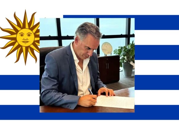 Яманду Орси подписал указ, вводящий в действие закон об эвтаназии в Уругвае. Яманду Орси подписал указ, вводящий в действие закон об эвтаназии в Уругвае.