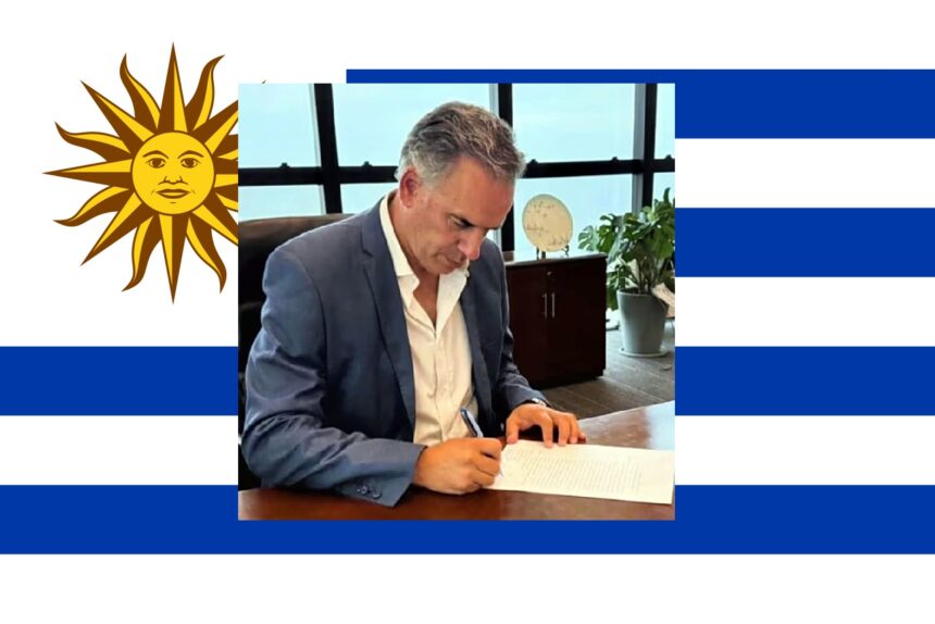 Яманду Орси подписал указ, вводящий в действие закон об эвтаназии в Уругвае. Яманду Орси подписал указ, вводящий в действие закон об эвтаназии в Уругвае.