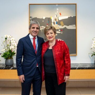 Luis Caputo y Kristalina Georgieva en la sede del FMI МВФ одобрил пересмотр программы Аргентины и выделит 1 миллиард долларов