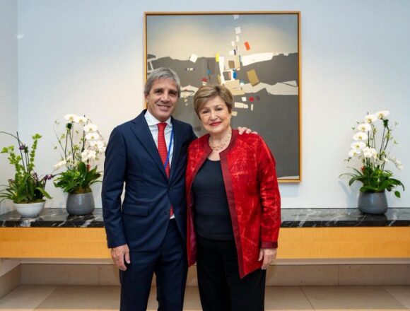 Luis Caputo y Kristalina Georgieva en la sede del FMI МВФ одобрил пересмотр программы Аргентины и выделит 1 миллиард долларов