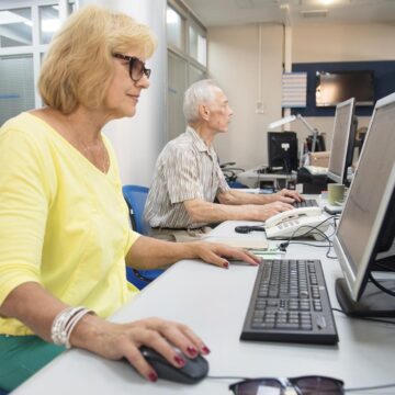 Пенсионеры вынуждены работать: занятость среди пожилых выросла на 32,6% за девять лет