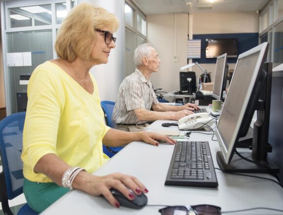 Пенсионеры вынуждены работать: занятость среди пожилых выросла на 32,6% за девять лет