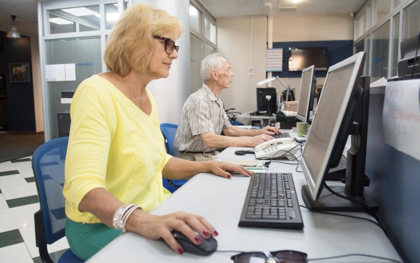 Пенсионеры вынуждены работать: занятость среди пожилых выросла на 32,6% за девять лет