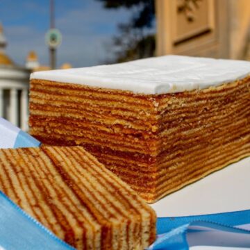 Торт «Аргентина»: патриотический десерт из 25 слоёв, родившийся в Долоресе и ставший гастрономическим символом страны